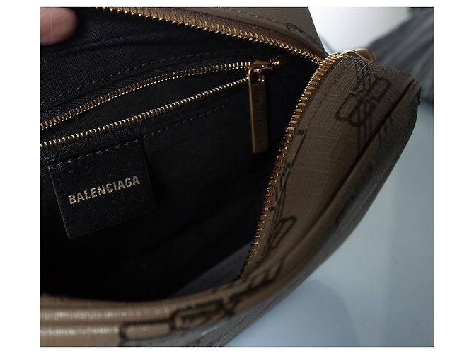 Camera Borsa a tracolla con monogramma BB di Balenciaga in beige Marrone - vista 8