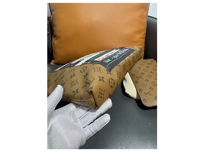 Louis Vuitton Borsa Tote Carry It in Pelle Marrone Graffiti - vista 2