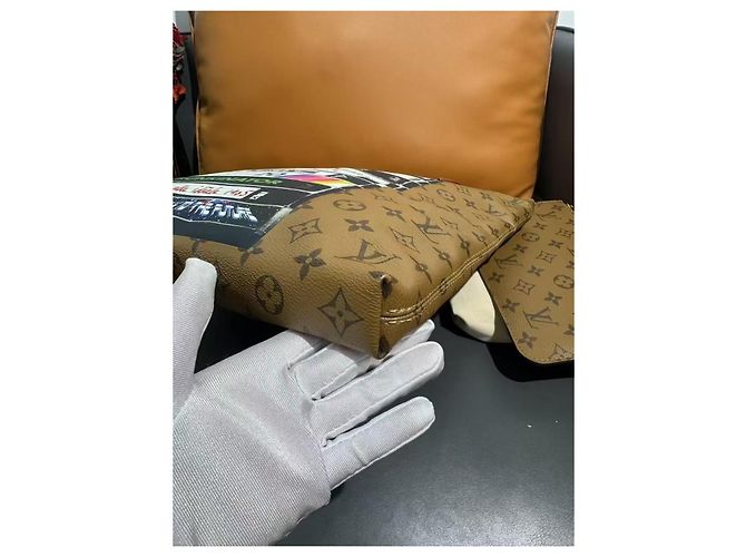 Louis Vuitton Borsa Tote Carry It in Pelle Marrone Graffiti - vista 3