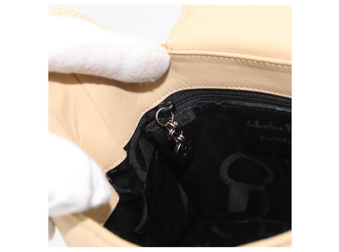Borsa a Spalla Gancini in Pelle Beige Argento Auth 175046 di Salvatore Ferragamo - vista 19