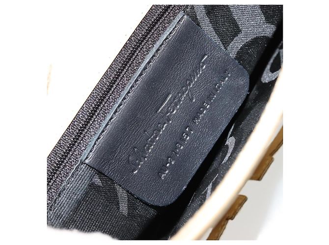 Borsa a Spalla Gancini in Pelle Avorio Argento Auth BA12266 di Salvatore Ferragamo - vista 12