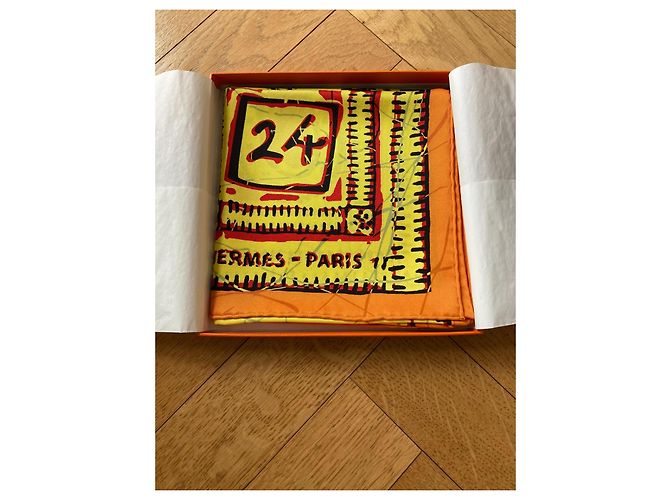 Hermès Magnifikes HERMES Tuch NEU 70 X 70 cm Der Boubou H Grün Orange Gelb Dunkelblau - Ansicht 2
