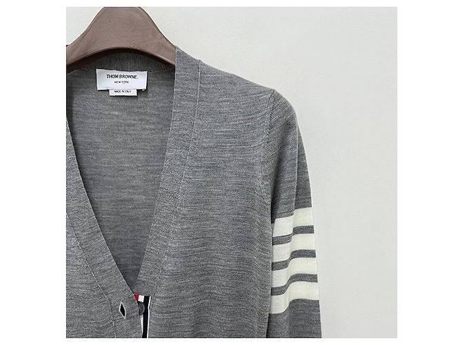 Thom Browne Asymmetrischer Arm Band Merinowoll-Cardigan in Hellgrau Braun - Ansicht 4