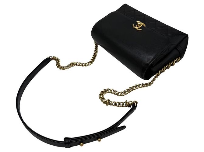 Chanel Bolsa de ombro em couro de bezerro preto com corrente preta - vista 7