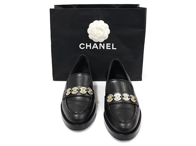 Chanel Mocassini da donna in pelle di vitello nera con medaglione dorato Nero - vista 2