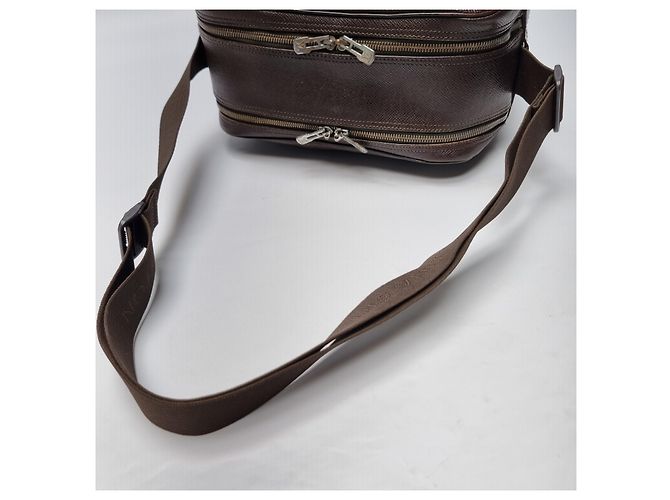 Louis Vuitton Borsa a Spalla Taiga Reporter PM Marrone - vista 12