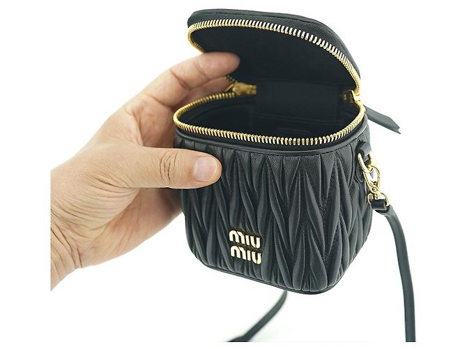 Miu Miu Borsa a tracolla mini in pelle nappa trapuntata nera Nero - vista 24