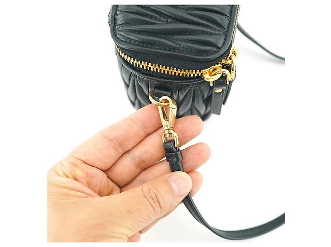 Miu Miu Borsa a tracolla mini in pelle nappa trapuntata nera Nero - vista 7