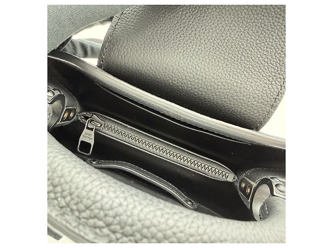 Louis Vuitton Borsa Tote Capucines East West Mini tutta nera con tracolla e crossbody Nero - vista 11