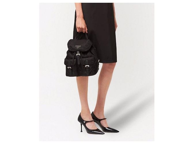 Prada Schwarzer Nylon-Rucksack mit Logo-Plakette - Ansicht 2