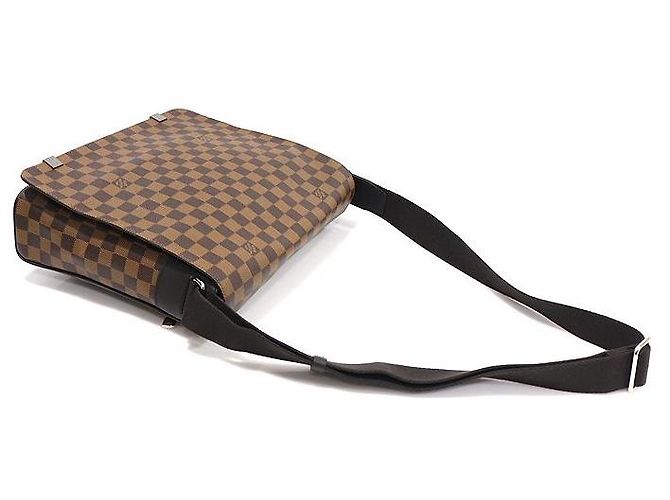 Louis Vuitton Borsa a tracolla District MM Marrone - vista 3