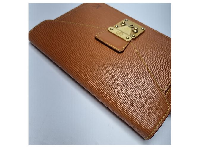Louis Vuitton Pochette Epi Série Dragon Clutch (Article Rare) Marron - vue 13