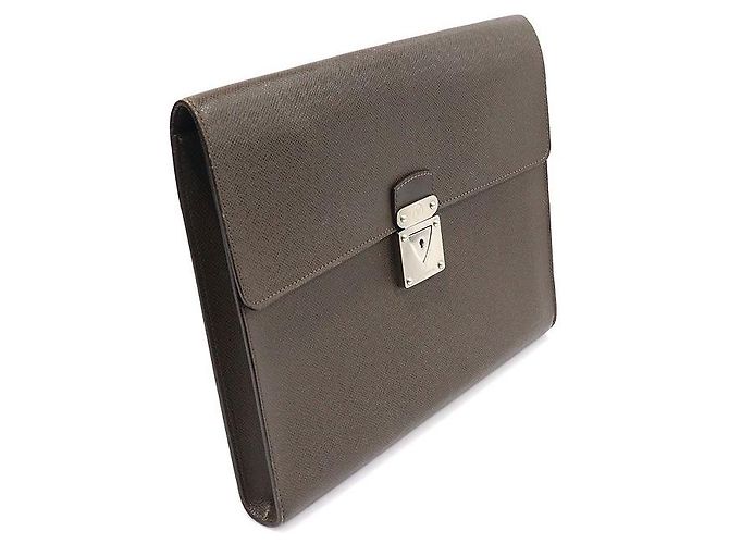 Louis Vuitton Pochette à documents en cuir Taurillon en marron grizzly - vue 2