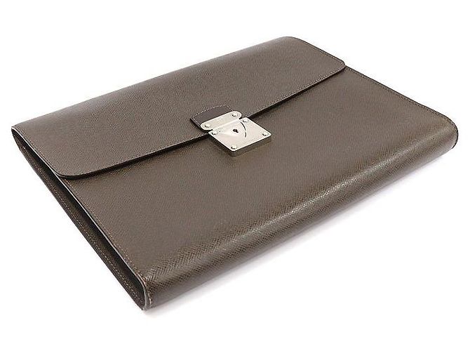 Louis Vuitton Pochette à documents en cuir Taurillon en marron grizzly - vue 3