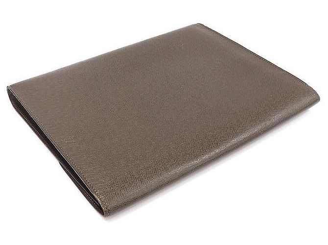 Louis Vuitton Pochette à documents en cuir Taurillon en marron grizzly - vue 4