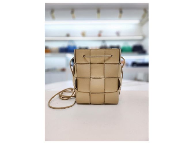 Bottega Veneta Borsa a secchiello crossbody Cassette Marrone - vista 9