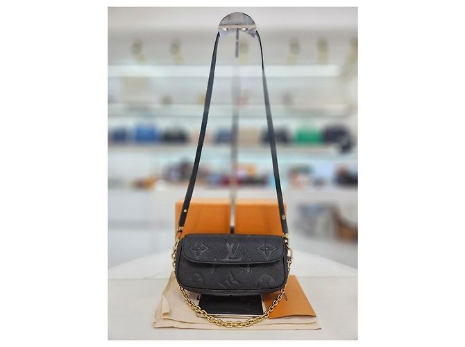 Louis Vuitton Borsa Tote e a Spalla Ivy Nera Wallet on Chain Nero - vista 10