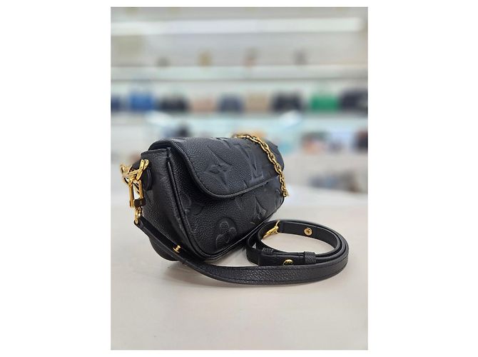 Louis Vuitton Borsa Tote e a Spalla Ivy Nera Wallet on Chain Nero - vista 5