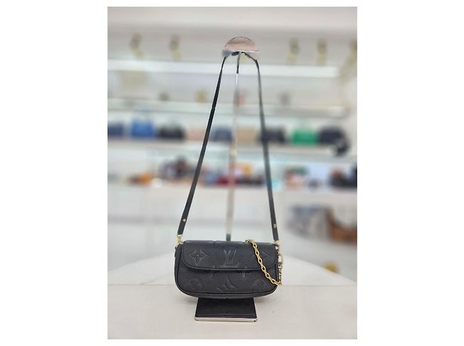 Louis Vuitton Borsa Tote e a Spalla Ivy Nera Wallet on Chain Nero - vista 9