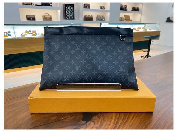 Louis Vuitton Clutch Discovery Monogram Eclipse Preto - vista 2