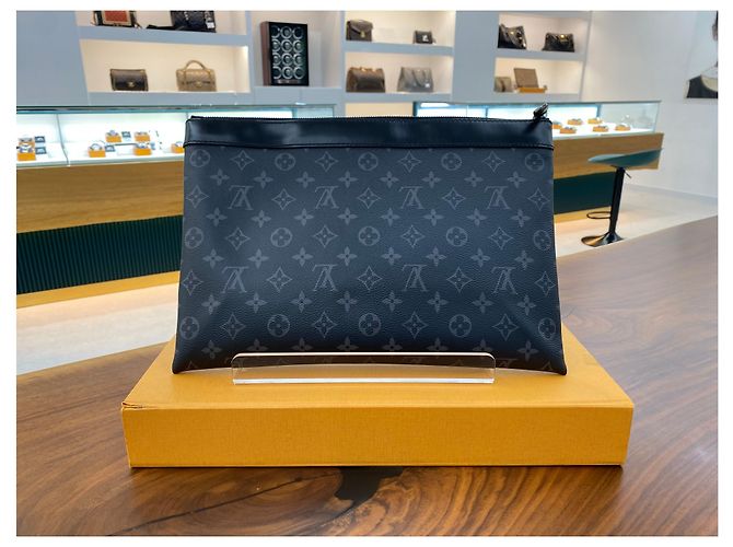 Louis Vuitton Clutch Discovery Monogram Eclipse Preto - vista 3