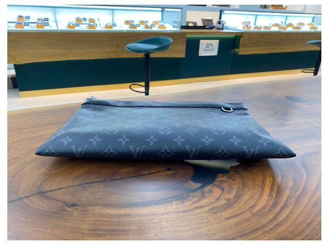 Louis Vuitton Clutch Discovery Monogram Eclipse Preto - vista 7