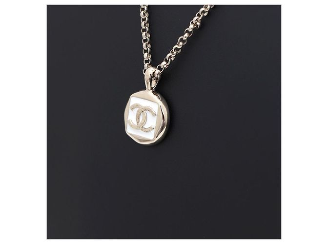 Chanel Collana in catena dorata per donne con logo CC bianco placcato oro - vista 3