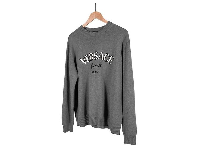 Versace Herrenpullover aus Wolle mit Milano-Stich und gesticktem Logo - Grau Braun - Ansicht 2