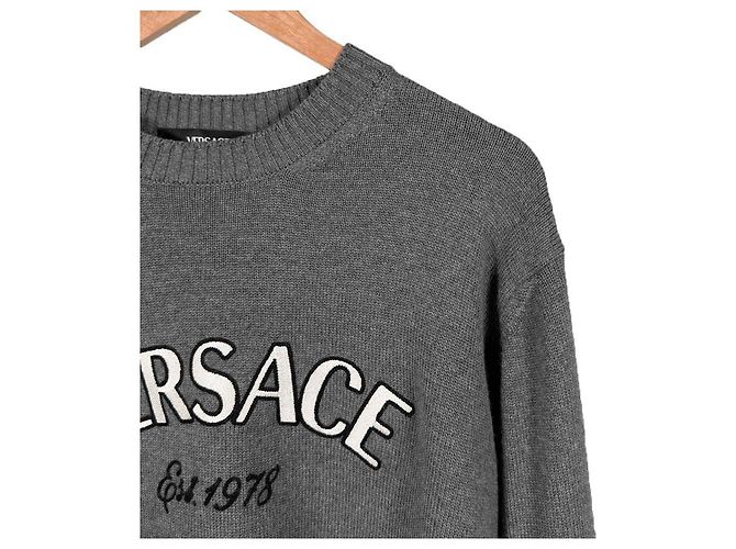 Versace Herrenpullover aus Wolle mit Milano-Stich und gesticktem Logo - Grau Braun - Ansicht 5