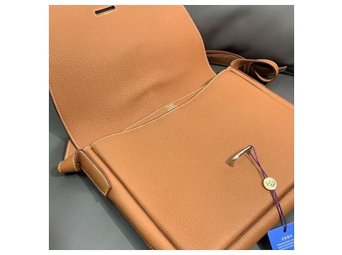 Sac à main Hermès Love Hermes Steve petit cuir marron doré - vue 6