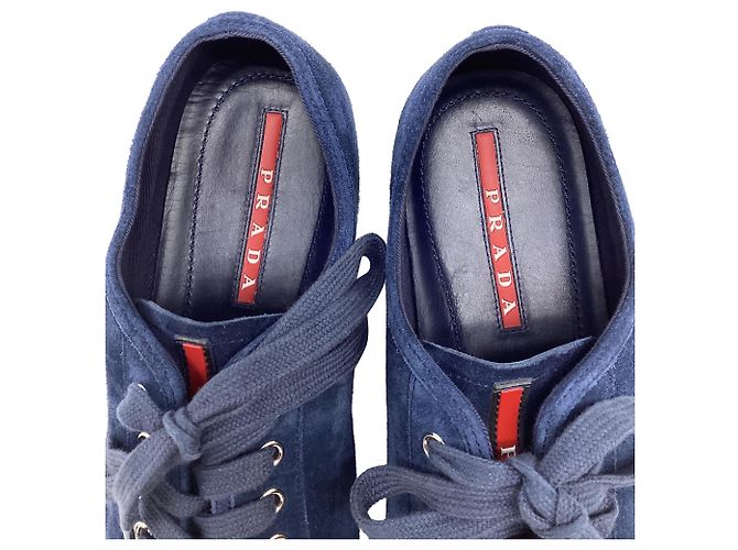 Baskets basses à bout capé Prada Sport en daim bleu marine - vue 10