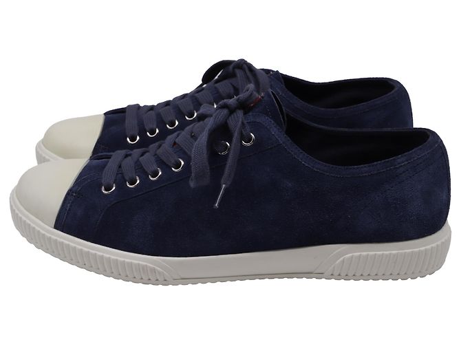 Baskets basses à bout capé Prada Sport en daim bleu marine - vue 4