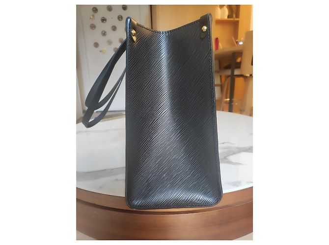 Borsa Louis Vuitton OnTheGo MM Pelle Epi Nera Nero - vista 3