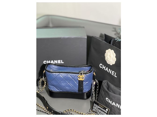 Zaino Chanel piccolo blu in pelle con tracolla a catena - vista 2