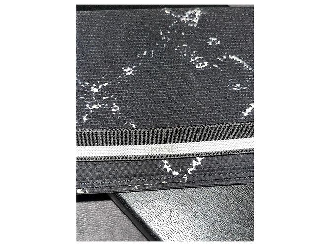 Cartera Chanel Logo CC Negro Blanco - vista 2