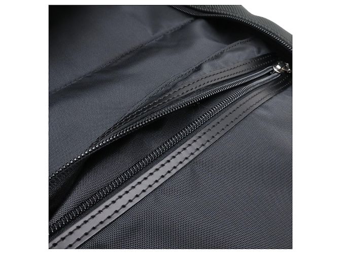 Gibeciere Porta abiti portatile Louis Vuitton Taiga Grigio - vista 8
