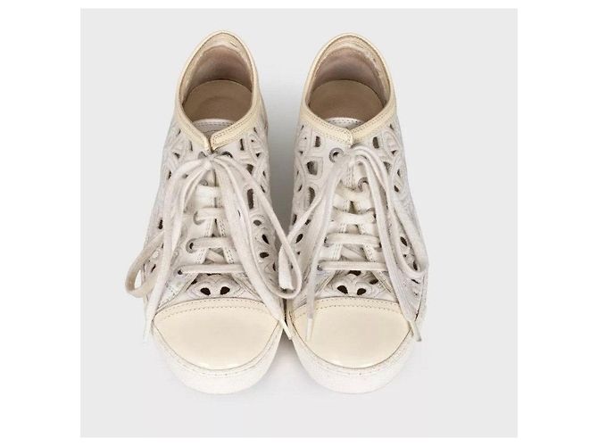 Baskets basses perforées blanches avec logo Chanel Taille 35,5 d'occasion - vue 2