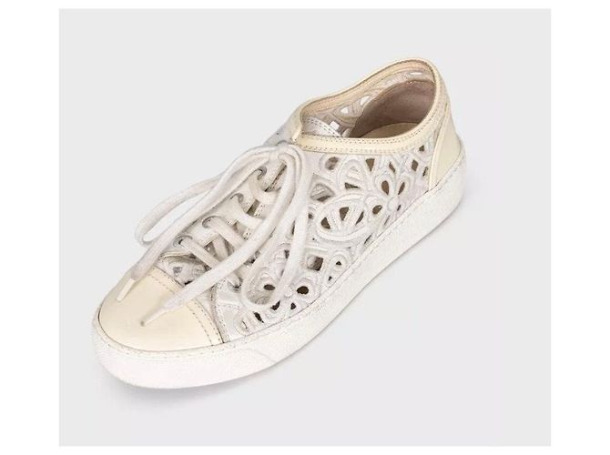 Baskets basses perforées blanches avec logo Chanel Taille 35,5 d'occasion - vue 3