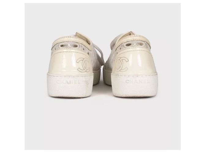 Baskets basses perforées blanches avec logo Chanel Taille 35,5 d'occasion - vue 4