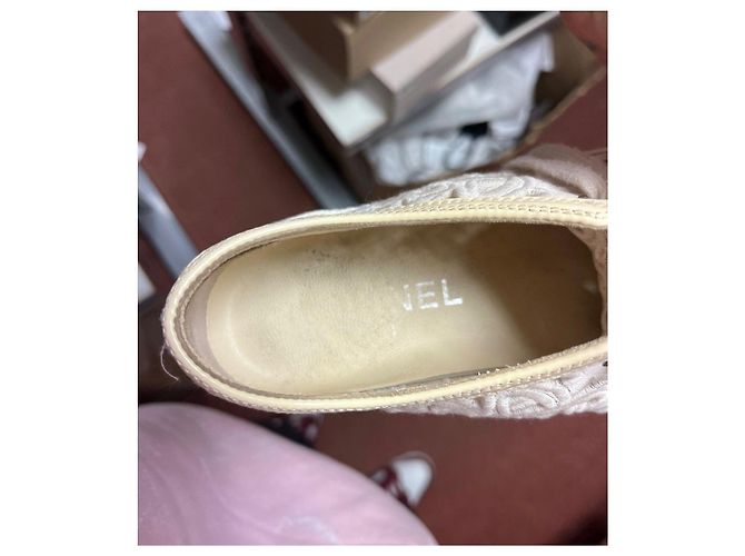 Baskets basses perforées blanches avec logo Chanel Taille 35,5 d'occasion - vue 6