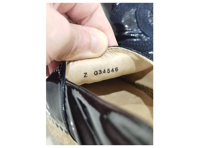 Schwarze Lackleder-Espadrilles von Chanel - Ansicht 10