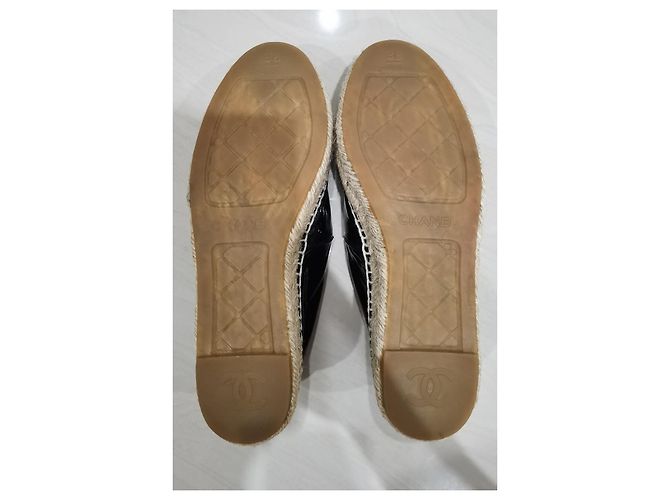 Schwarze Lackleder-Espadrilles von Chanel - Ansicht 11