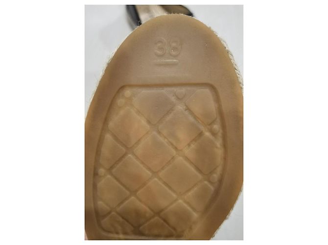 Schwarze Lackleder-Espadrilles von Chanel - Ansicht 12