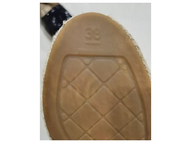 Schwarze Lackleder-Espadrilles von Chanel - Ansicht 13