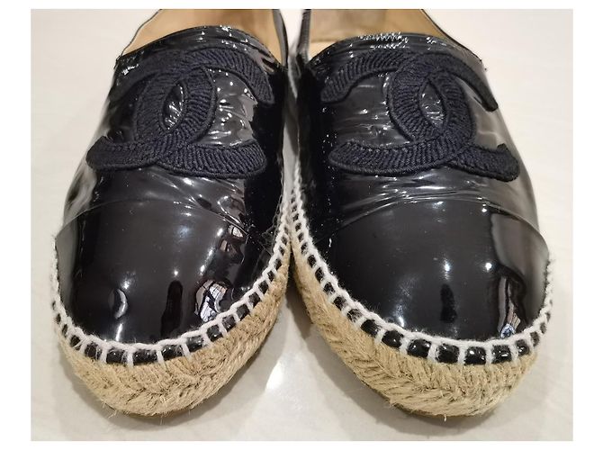 Schwarze Lackleder-Espadrilles von Chanel - Ansicht 2