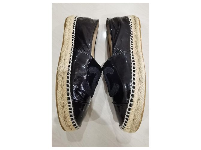 Schwarze Lackleder-Espadrilles von Chanel - Ansicht 3