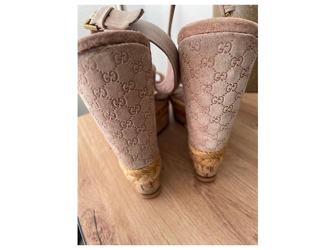 Sandali con zeppa in suede beige di Gucci - vista 10