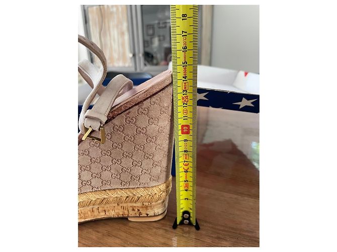 Sandali con zeppa in suede beige di Gucci - vista 13