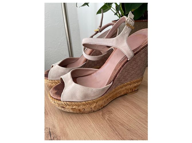 Sandali con zeppa in suede beige di Gucci - vista 3