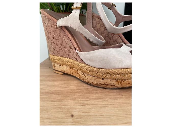 Sandali con zeppa in suede beige di Gucci - vista 4